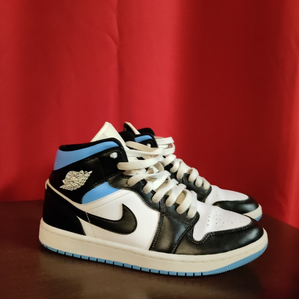 NIKE AIR JORDAN 1 RETRO MID SE WMNS UNIVERSITY BLUE WHITE